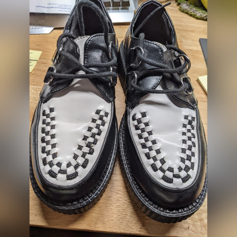 Shoes - Picture 2 of 7